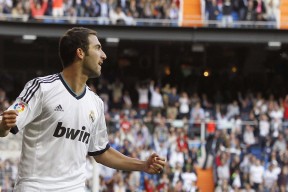 热刺门将洛里神勇扑出点球，助球队取胜，热刺门将洛里骨折