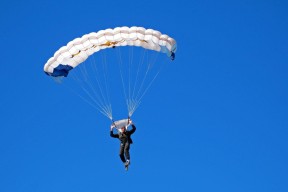 开云中国-中国队中场贝尔特拉在巴黎奥运会上展现出强大的进攻组织能力，贝尔纳特转会巴黎